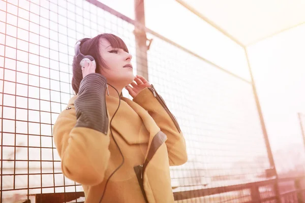 Kız müzik açık havada için dinlerken kulaklık — Stok fotoğraf