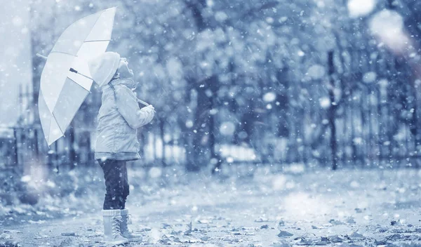 I bambini camminano nel parco prima neve — Foto Stock