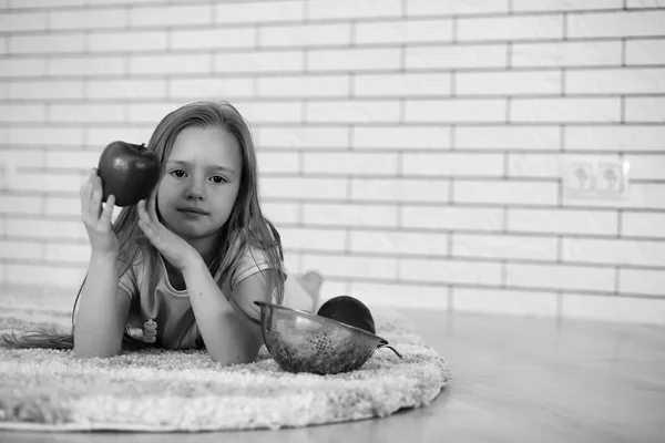 Petite fille sur le sol noir et blanc — Photo