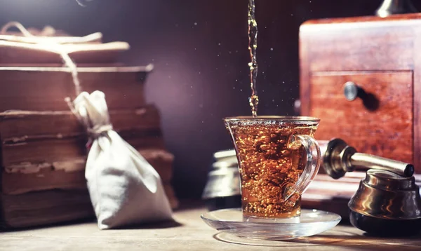 Tee aufbrühen auf einem Holztisch — Stockfoto