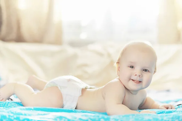 Un bebé recién nacido está acostado en una cama blanda . — Foto de Stock