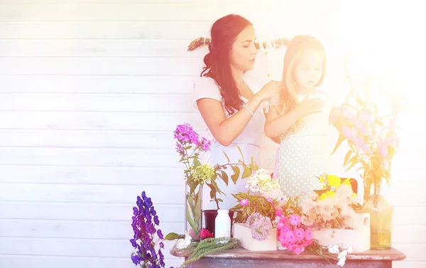 娘と若い女の子が花束に持ち直しています。若い mo — ストック写真