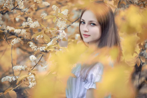Jeune fille en promenade à l'automne — Photo