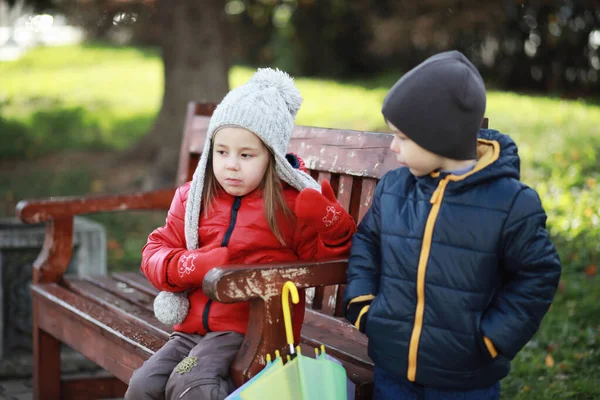 Dzieci chodzą na jesieni Park — Zdjęcie stockowe