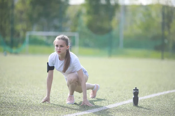 Ragazza e stile di vita sportivo facendo esercizi — Foto Stock