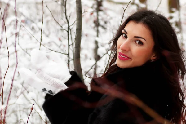 Una giovane donna passeggia in un parco invernale — Foto Stock