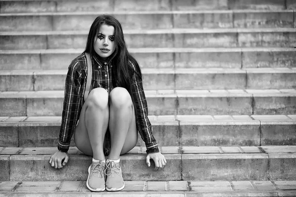 Menina em uma maquiagem de palhaço preto e branco — Fotografia de Stock