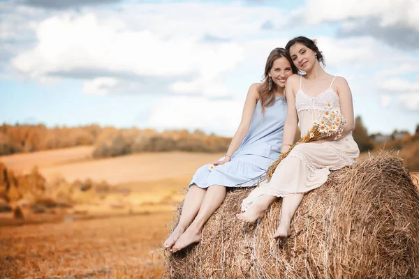 两个女孩在秋季的服装场 — 图库照片