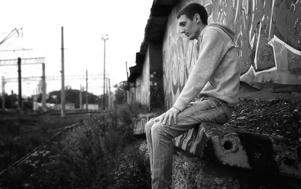 Hombre en una sudadera con capucha blanco y negro —  Fotos de Stock