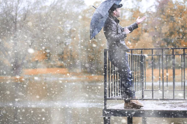 初雪の秋の公園 — ストック写真