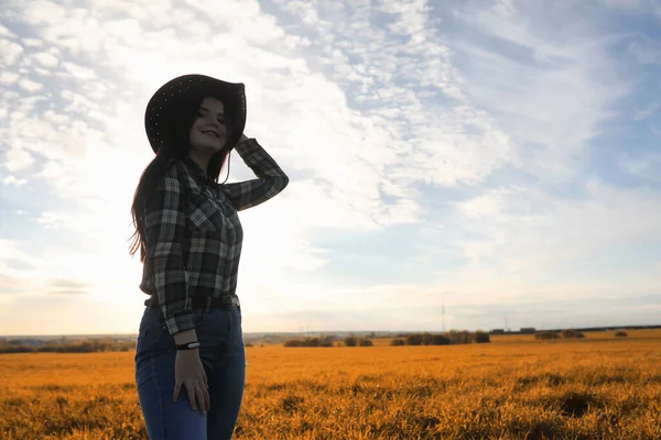 Una giovane ragazza sta facendo l'autostop in città. Una bellezza. — Foto Stock