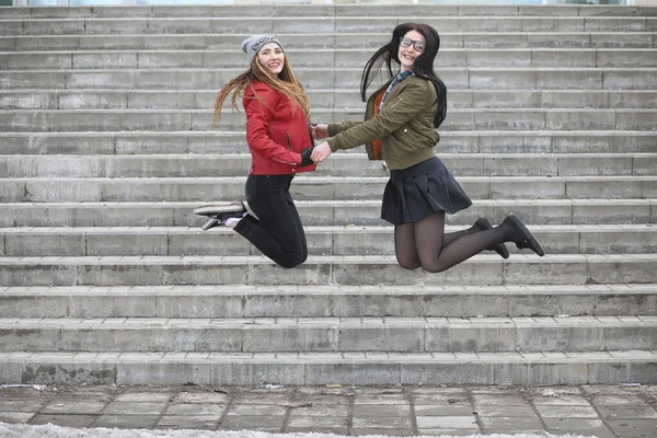 Una giovane hipster sta cavalcando uno skateboard. Ragazze amiche f — Foto Stock