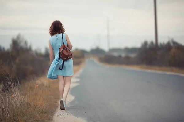 Chica joven en un paseo en el otoño —  Fotos de Stock