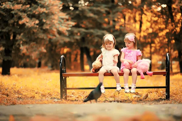 Mom with two daughters twins autumn — Stock Photo, Image