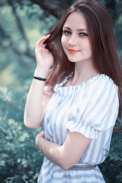 Een meisje in een lente groen park — Stockfoto