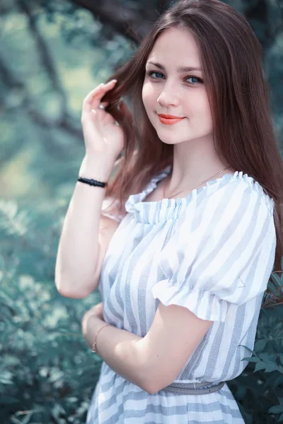 Une fille dans un parc vert printanier — Photo