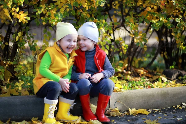 Los niños caminan en el parque de otoño —  Fotos de Stock