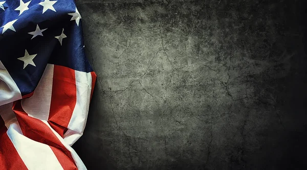 Siyah arka planda Amerikan bayrağı. Metin için boşluk.