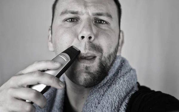 Monochrome textured portrait bearded man shaving — Stock Photo, Image