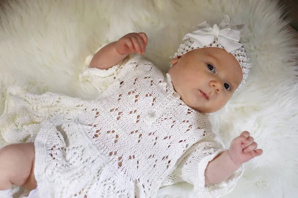 Retrato de uma linda menina em um vestido branco — Fotografia de Stock