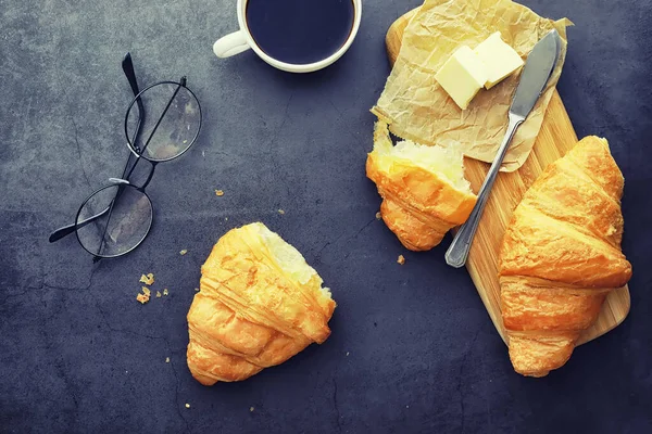 Frisches Gebäck auf dem Tisch. Croissant mit französischem Geschmack. — Stockfoto