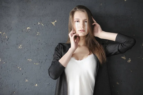 Schönes Mädchen mit Tränen in den Augen. junges Mädchen mit bemalten T — Stockfoto