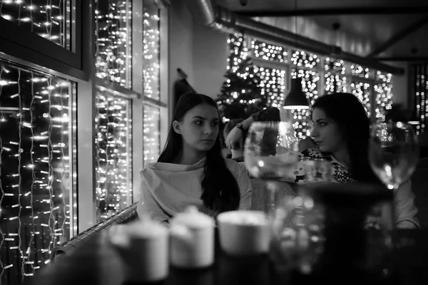 Das Mädchen am Abend in einem Café — Stockfoto