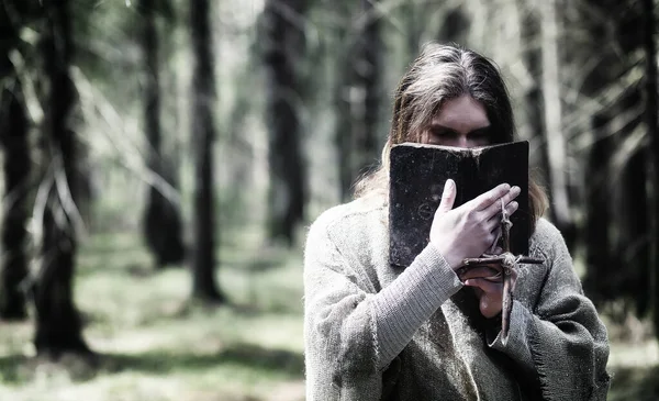 Magicien de fées. Un sorcier avec une sphère de verre, un sort magique — Photo