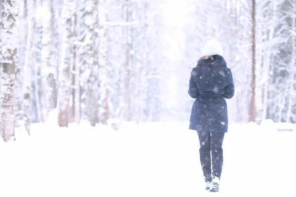 在雪地里的冬季公园里的女孩 — 图库照片