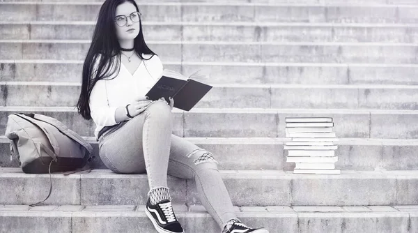 Joven estudiante en la calle —  Fotos de Stock