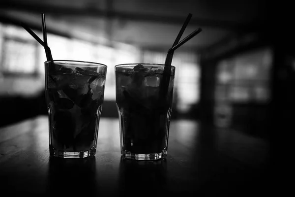 Een tabel in een café met objecten — Stockfoto