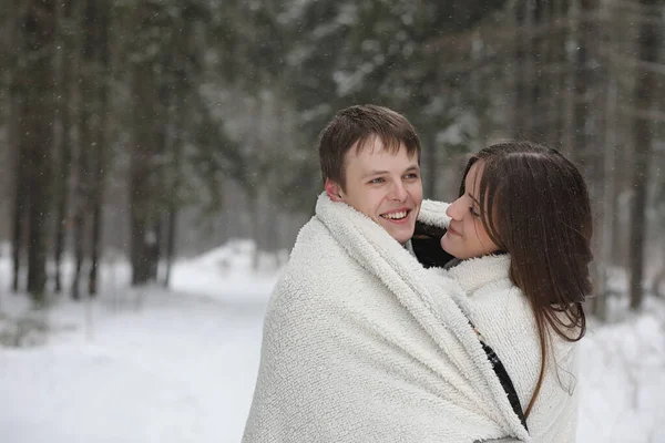 Par de amantes em uma tarde de inverno de data em uma nevasca de neve — Fotografia de Stock