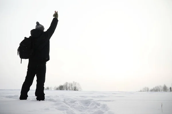 散歩中の男冬の風景。冬の旅の観光客. — ストック写真
