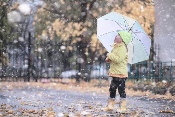 Barn vandring i parken första snön — Stockfoto