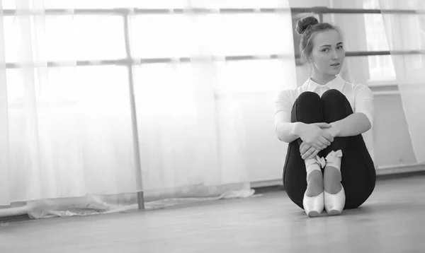워밍업에 젊은 발레 댄서입니다. 발레리 나를 준비 하 — 스톡 사진