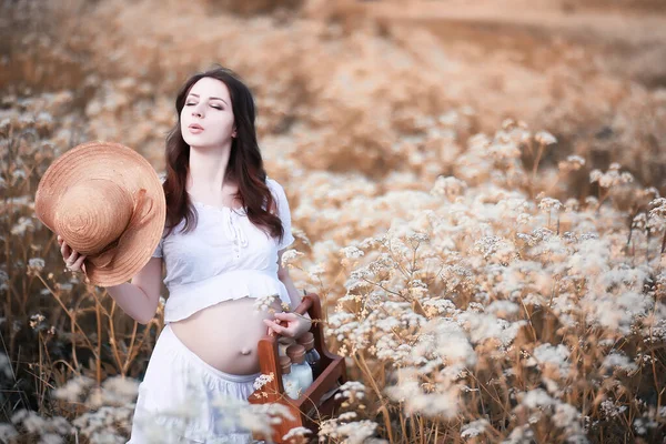 Gravid Kvinna Naturen För Promenad Hösten — Stockfoto