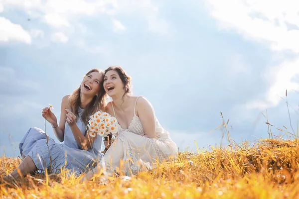 Δύο κορίτσια στα φορέματα φθινόπωρο πεδίο — Φωτογραφία Αρχείου
