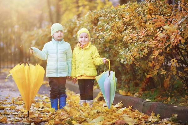 Les enfants marchent dans le parc d'automne — Photo