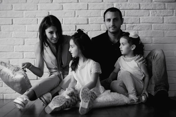 Νεαρή οικογένεια με κόρες — Φωτογραφία Αρχείου