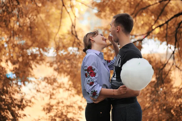 Beau jeune couple en promenade — Photo