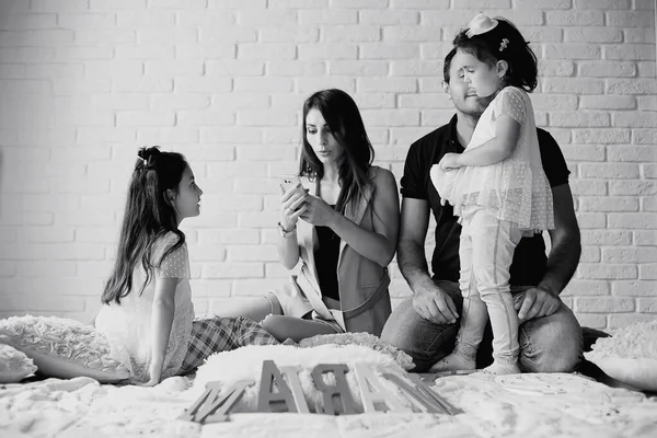 Νεαρή οικογένεια με κόρες — Φωτογραφία Αρχείου