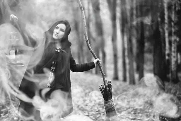 Vrouw in een pak van de heks in een dicht bos — Stockfoto