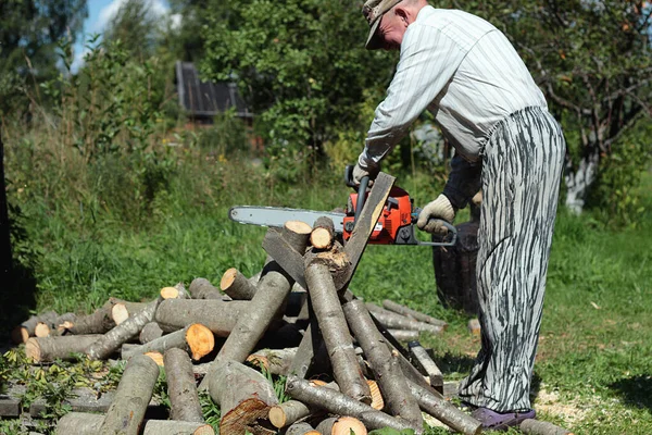 Yakacak Odun Kesmek Için Testere — Stok fotoğraf