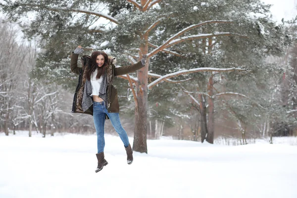 Gadis cantik di taman musim dingin yang indah — Stok Foto