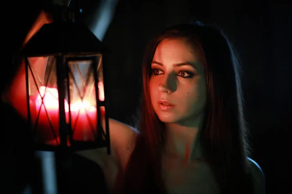 Hermosa chica con el pelo rojo con una linterna —  Fotos de Stock