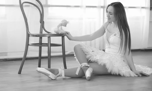 Giovane ballerina di balletto su un riscaldamento. La ballerina si prepara a — Foto Stock