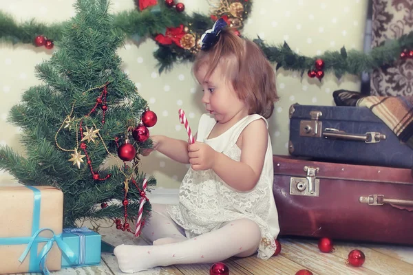 Девочка и рождественская елка — стоковое фото