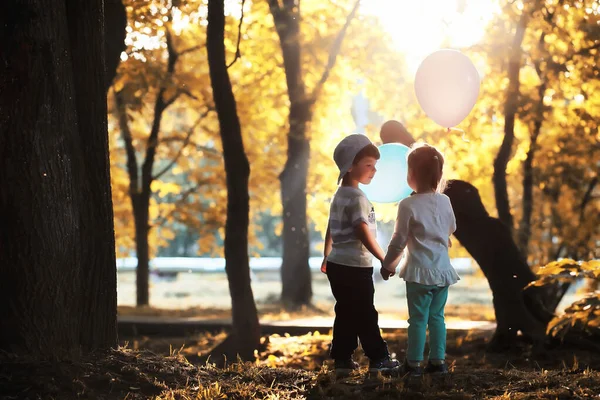 Los niños pequeños están caminando en un parque —  Fotos de Stock