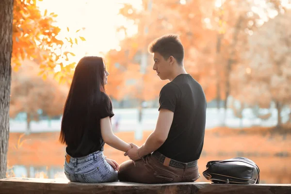 Jeune couple en promenade dans le parc d'automne — Photo