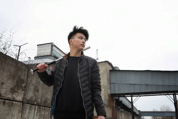 Asya genç adam kameraya poz sokakta — Stok fotoğraf